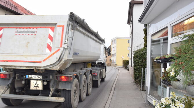 Immer mehr Lastwagen fahren durch die Pfullinger Sandstraße.  FOTO: HAILFINGER