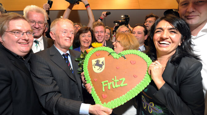Muhterem Aras (rechts) wird nach dem Rückzug von Fritz Kuhn (hier bei seinem Wahlsieg 2012) oft als Kandidatin für den Stuttgart