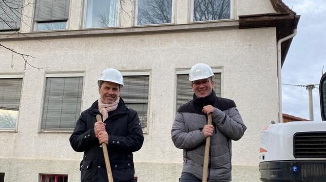 Setzten den symbolischen ersten Spatenstich zum Um- und Ausbau des alten Schulhauses auf dem Schillerplatz: Bürgermeister Christ