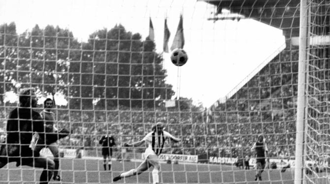 Günter Netzer (Mitte) erzielt im DFB-Pokal-Finale 1973 gegen den 1. FC Köln das entscheidende Tor zum 2:1.  FOTO: IMAGO