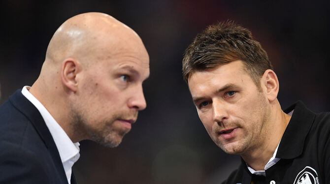Absprache mit Bundestrainer Christian Prokop: Handball-Sportvorstand Axel Kromer (links).  FOTO: WITTERS