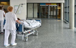 Das Pflegepersonal arbeitet am Limit, die Arbeitsbelastung in den Kliniken nimmt zu.  FOTO: NIETHAMMER