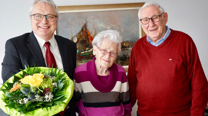 Glückwünsche zur Eisernen Hochzeit überbrachte Bürgermeister Robert Hahn den Eheleuten Lotte und Rolf Weinmann. FOTO: LEIPOLD