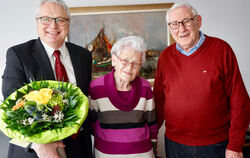 Glückwünsche zur Eisernen Hochzeit überbrachte Bürgermeister Robert Hahn den Eheleuten Lotte und Rolf Weinmann. FOTO: LEIPOLD
