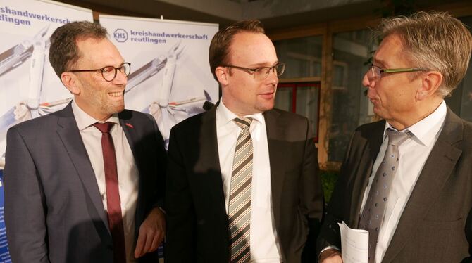 Kreishandwerksmeister Dieter Laible, Gastreferent Professor Gerd J. Hahn und Geschäftsführer Ewald Heinzelmann (von links) disku