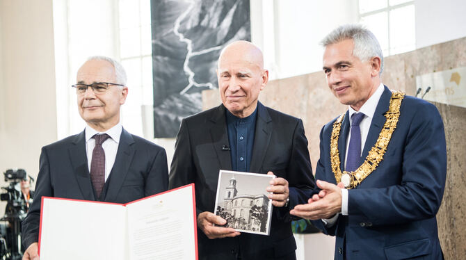 Feierlicher Moment in der Paulskirche: Osiander-Chef Heinrich Riethmüller als Vorsteher des Börsenvereins des Deutschen Buchhand