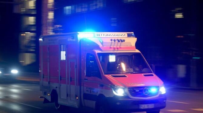 Krankenwagen fährt mit Blaulicht über eine Straße