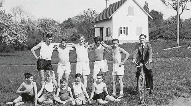 Da war’s noch fast neu: 1952 entstand dieses Foto mit den strammen jungen Sportlern vor dem CVJM-Heim im Mössinger »Aible«. Das