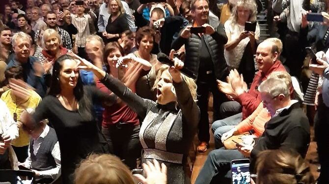 Mit Gute-Laune-Garantie: Beatrice Egli beim Ausflug ins Publikum.   FOTO: BIRGIT KNAUER