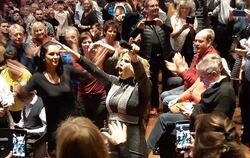 Mit Gute-Laune-Garantie: Beatrice Egli beim Ausflug ins Publikum.   FOTO: BIRGIT KNAUER