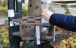 Abfallbehälter mit Pfandring auf dem Marktplatz