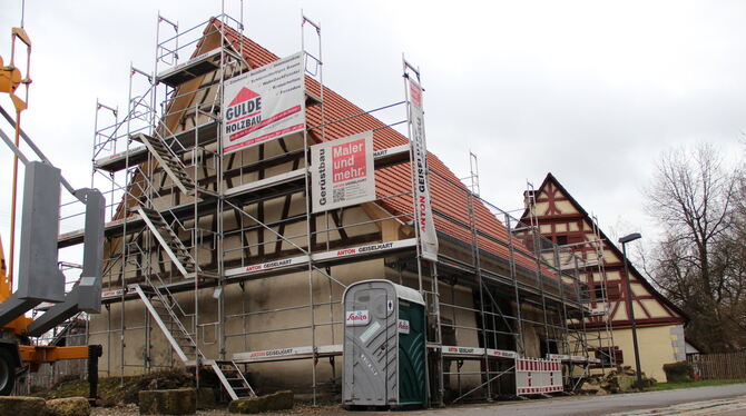 Im Bau: die Scheunenwerkstatt neben dem Bauernhausmuseum in Ödenwaldstetten.  FOTO: DEWALD