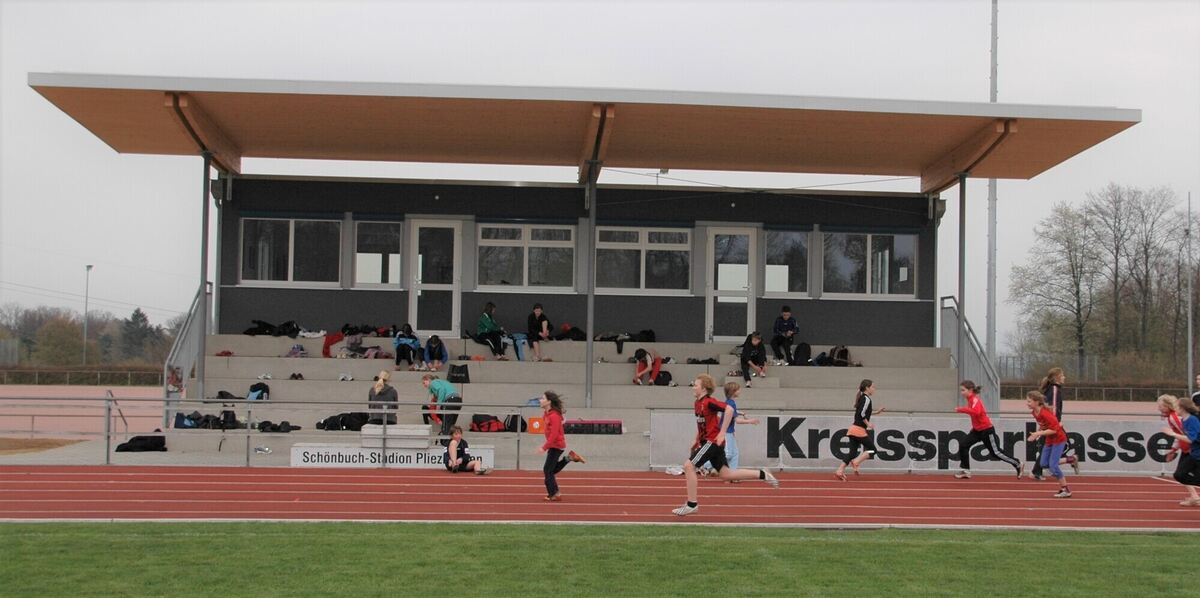 2009: Multifunktionsgebäude mit Tribüne im Stadion.