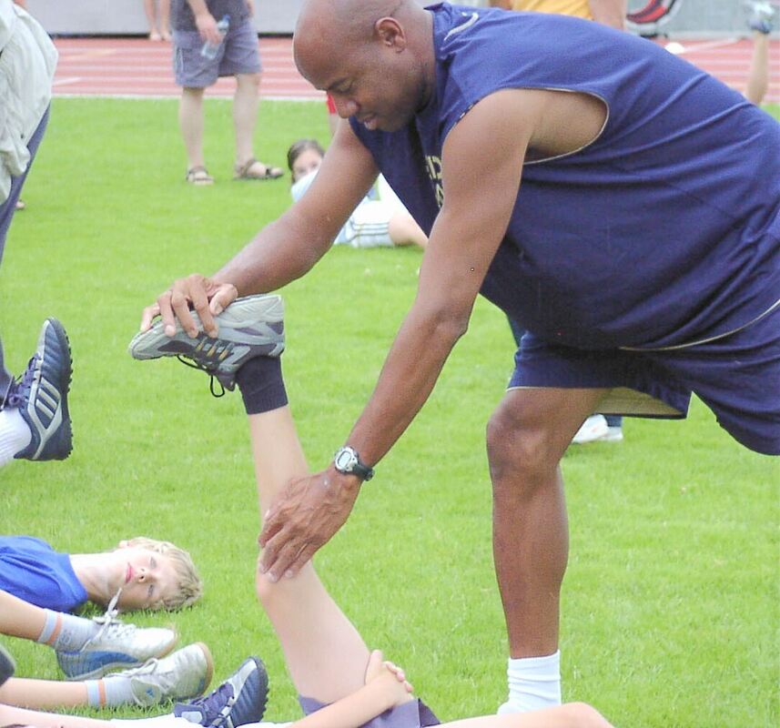 Ein Weltstar in Pliezhausen: Weitsprung-Weltrekordler Mike Powell beim Training mit 150 Kindern.