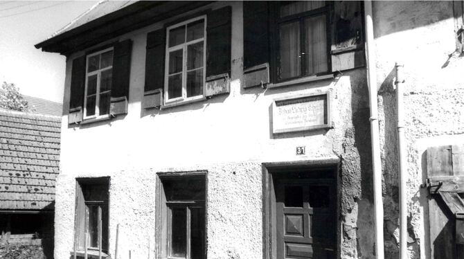 Das Schneller-Haus im Jahr 2001: Die Gedenktafel für Johann Ludwig hängt noch über der Tür.  FOTO: ARCHIV/IWA