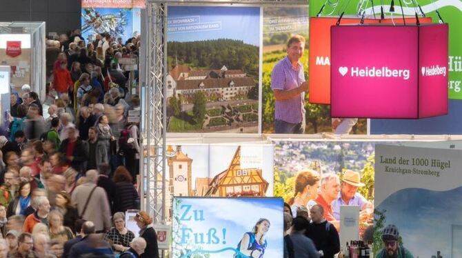 Menschen auf der Reisemesse CMT
