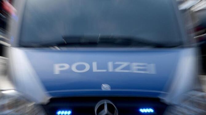 Ein Polizeiwagen mit eingeschaltetem Blaulicht