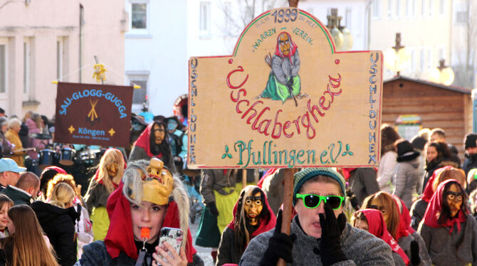 Auftritt der Gastgeber beim Umzug in Pfullingen: die Uschlaberghexa.