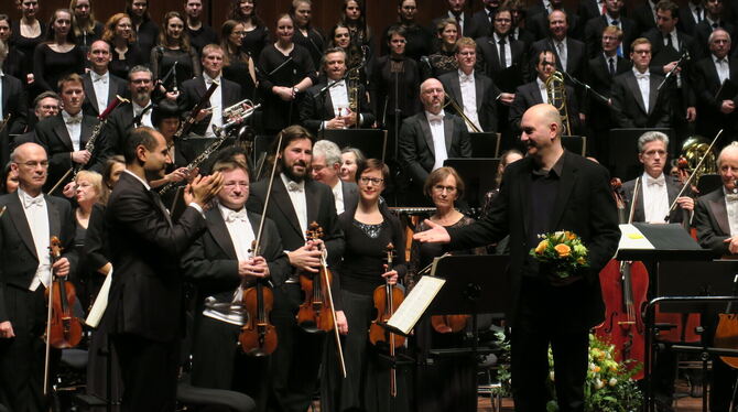 Chefdirigent Fawzi Haimor (links) und US-Komponist Kareem Roustom nach der Uraufführung von Roustoms Werk "Ice, Wind, War & Sp