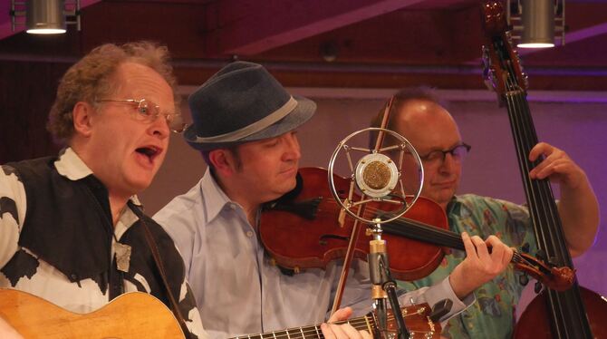Ganz in ihrem Element: Paul Stowe, Georg Bähr und Thomas Kärner (von links) beim Konzert in Kusterdingen. FOTO: MORAWITZKY Ganz in ihrem Element: Paul Stowe, Georg Bähr und Thomas Kärner (von links) beim Konzert in Kusterdingen. FOTO: MORAWITZKY