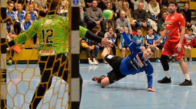 Die gute Leistung der Pfullinger Handballer um Alexander Schmid (Mitte) sorgt auf den Rängen nicht für Begeisterung. FOTO: NIETH