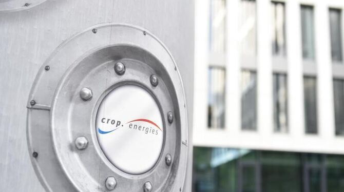 Ein Logo von Cropenergies ist an einer Litfaßsäule zu sehen