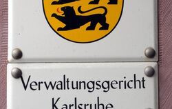 Ein Schild verweist auf das Verwaltungsgericht Karlsruhe