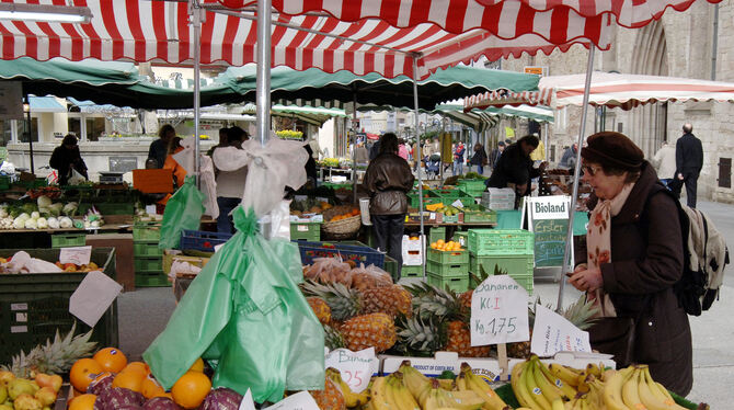 Plastiktüten sollen nach und nach vom Reutlinger Wochenmarkt verbannt werden. ARCHIV-FOTO: NIETHAMMER