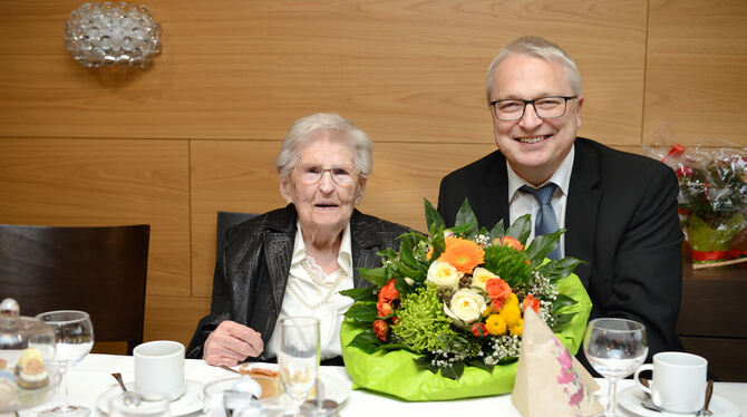 Die Reutlingerin Emma Martha Ernst ist hundert Jahre alt. Bürgermeister Hahn gratulierte gestern und feierte mit.  FOTO: PIETH