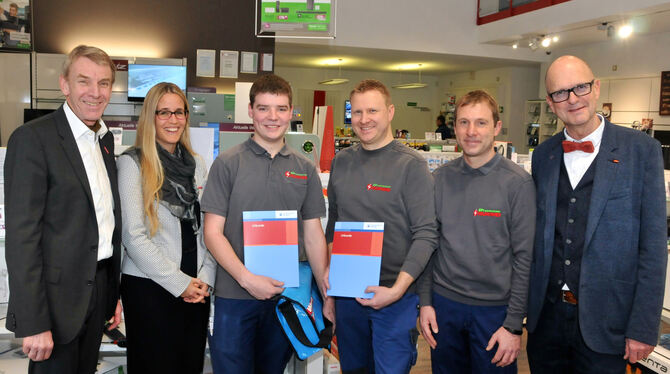 Lehrling des Monats: Markus Sontheimer mit seinen beiden Chefs, Wolfgang und Rainer Rukwid (von links). FOTO: PR Lehrling des Monats: Markus Sontheimer mit seinen beiden Chefs, Wolfgang und Rainer Rukwid (von links). FOTO: PR