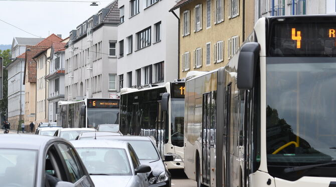 Bald nur noch Busse: Von der Gartenstraße sollen künftig nach links in die Karstraße keine Pkw mehr abbiegen dürfen. Derzeit mis