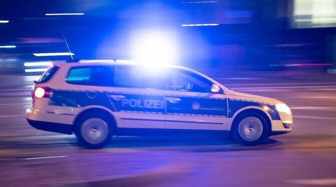 Polizei färt mit Blaulicht