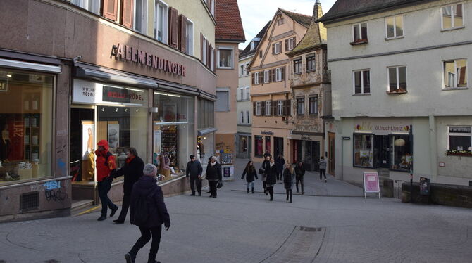Altstadtambiente mit vielen kleinen Läden: Das sorgt für eine hohe »Aufenthaltsqualität« in Tübingen.  FOTO: KREIBICH