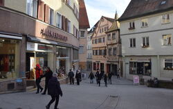 Altstadtambiente mit vielen kleinen Läden: Das sorgt für eine hohe »Aufenthaltsqualität« in Tübingen.  FOTO: KREIBICH