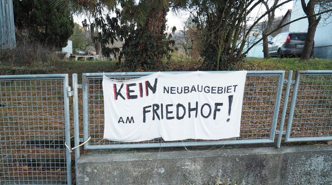 Schilder künden in der Roßbergstraße vom Protest gegen »Hinter Höfen«.   FOTO: IGL