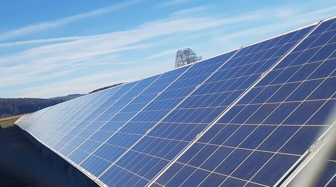 Die Genossenschaft ErneuerbareEnergien Neckar-Alb betreibt zehn Fotovoltaikanlagen in der Region und ist am Solarpark Engstingen