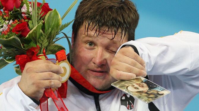 Unvergessen: Der »stärkste Mann der Welt« wischt sich bei der Siegerehrung 2008 immer wieder Tränen aus den Augen. FOTO: WITTERS