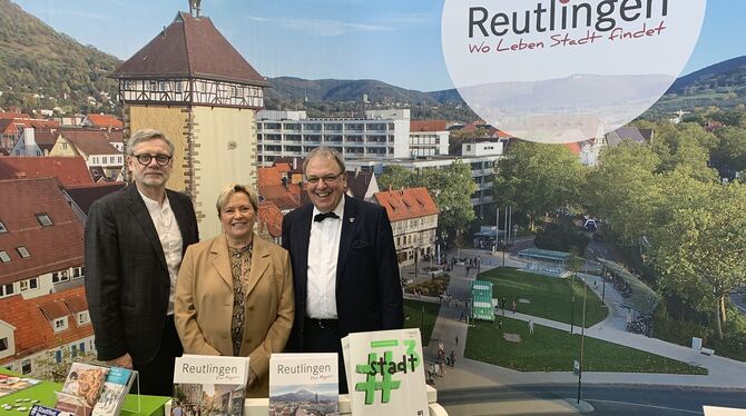 OberbürgermeisterThomas Keck (rechts) mit Ministerin Susanne Eisenmann und Finanzbürgermeister  Alexander Kreher am Reutlinger