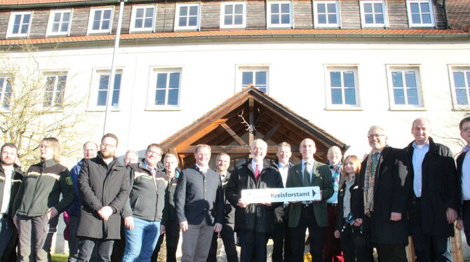Das neue Kreisforstamt auf der Haid wurde von Landrat Thomas Reumann zusammen mit zahlreichen Bürgermeistern eröffnet.  FOTO: DE
