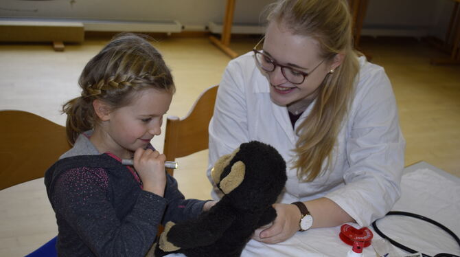 Emma hat ihren verletzten Affen Charly zur Teddy-Klinik-Ärztin Franziska Ott gebracht. Dort wird ihr Kuscheltier untersucht und