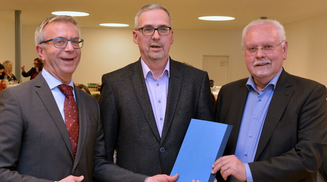 Übergabe der katholischen Sozialstation an die Keppler-Stiftung (von links): Pfarrer Roland Knäbler, Alfons Maurer, (Vorstand de