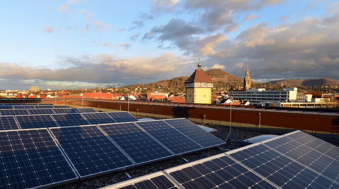Powerpaket von unten unsichtbar: Auf dem Dach der Reutlinger Stadthalle hat die Bürgergenossenschaft "Erneuerbare Energien Necka