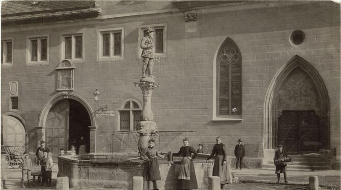 Der Reutlinger Marktbrunnen um 1900 vor seinem Abbruch.  ARCHIVFOTO: STADT