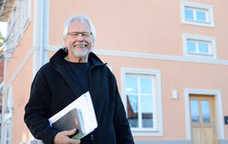 Reichenecks neuer Bezirksbürgermeister Ulrich Altmann fühlt sich im Schultesamt wohl. FOTO: PIETH