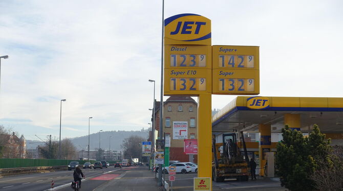Kostet das Gleiche: E10 und Super bei Jet an der Konrad-Adenauer-Straße.