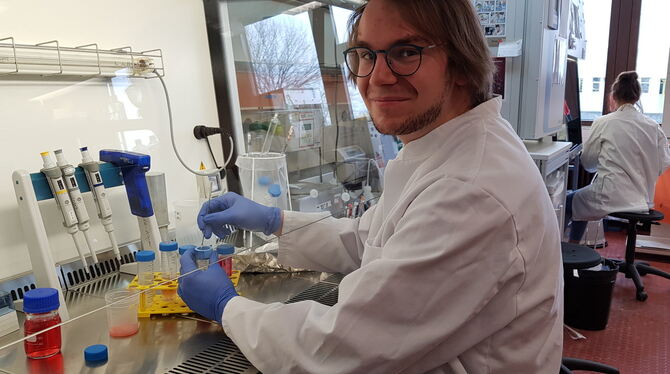 Der Doktorand Jannik Wollschlaeger züchtet Fleisch im Labor der Hochschule Reutlingen.