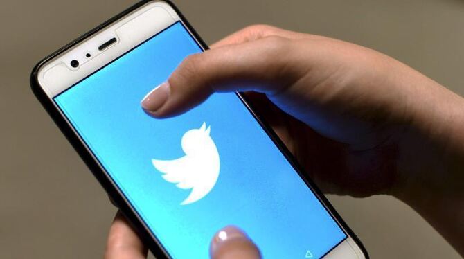 Die Twitter-App ist auf dem Bildschirm eines Smartphones zu sehen