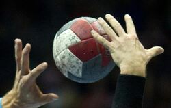 Spieler versuchen beim Handball an den Ball zu kommen