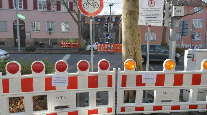 Dauerhaft dicht: Der Fußgängerüberweg bei der Messstation. Foto: Meyer