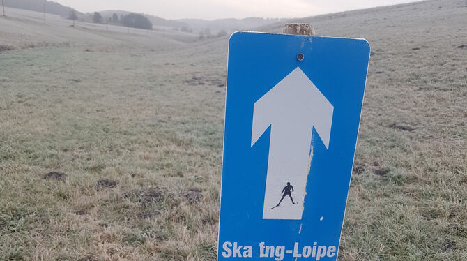 Die Schilder für die Loipen stehen – wie hier in Undingen – schon seit November.